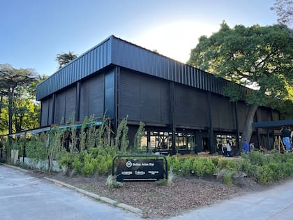 El icónico pabellón diseñado en 1960 por César Janello vuelve a brillar, ya no auspiciado por marcas automotrices, sino más integrado a la propuesta del Museo Nacional de Bellas Artes.