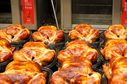 El icónico pollo rostizado de Costco se vende a menos de cinco dólares la unidad (Crédito: AP/Paul Sakuma)