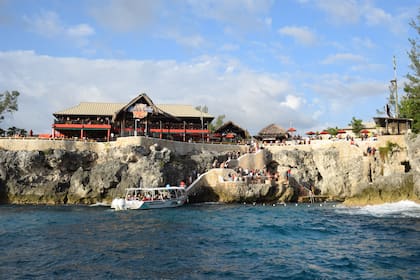 El icónico Rick’s Café es un punto de encuentro, con clavadistas que ofrecen un espectáculo único