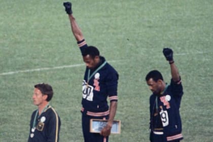 El icónico saludo de Smith y Carlos, en el podio de los 200m llanos de México 68; a su lado, el australiano Norman