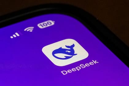 El icono de la aplicación móvil DeepSeek en la pantalla de un teléfono inteligente en Beijing, el martes 28 de enero de 2025. (AP Foto/Andy Wong)