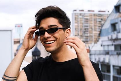 Julián Serrano es un creador de contenido, actor y cantante argentino nacido en Paraná, Entre Ríos