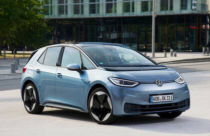 El ID.3 tiene una silueta hatchback y cuenta con menor autonomía frente al ID.4; aún así, las distancias a recorrer en Ciudad del Vaticano no representan un problema