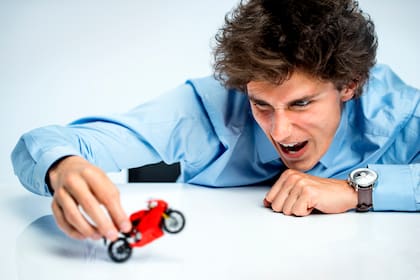 El ideal de juventud eterna, la gratificación instantánea y la crianza permisiva son algunos de los factores que los dejaron anclados en la adolescencia