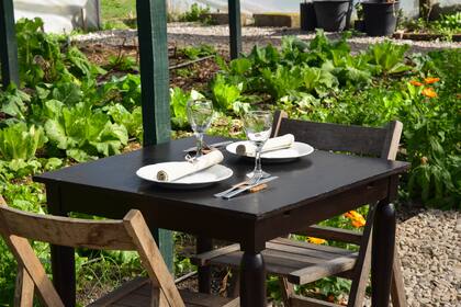 El idílico enclave invita a un almuerzo plant based en contacto estrecho con la huerta.