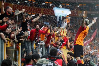 El idilio con los hinchas de Galatasaray en el festejo del gol