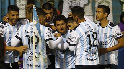 El ídolo de Atlético Tucumán: festeja la Pulga Rodríguez, rodeado por sus compañeros
