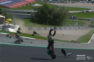 Motos destrozadas y milagro. El impactante accidente en el MotoGP de Austria