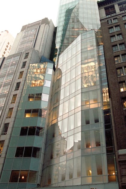 El impactante edificio LVMH, en Nueva York, marcó un hito en la ampliación del conglomerado fuera de Europa. Inaugurado en 1999, fue diseñado por el reconocido arquitecto Christian de Portzamparc, ganador del premio Pritzker.
