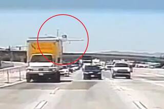 El momento en que un avión se estrella contra una autopista y se prende fuego