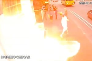 El impactante momento en que dos jóvenes incendian la sede de Osecac en Rosario