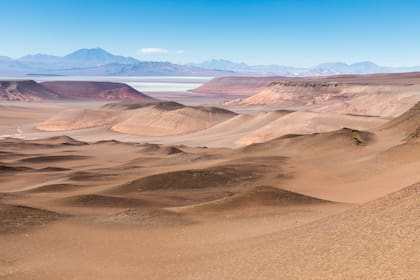 El impactante paisaje de esta zona, con el salar de Arizaro de fondo.