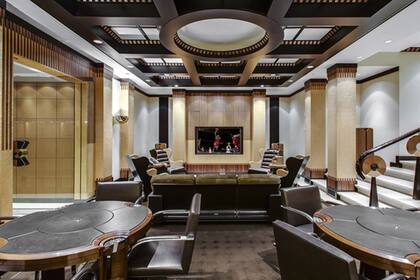 El impactante playroom con tv y mesas para jugar cartas