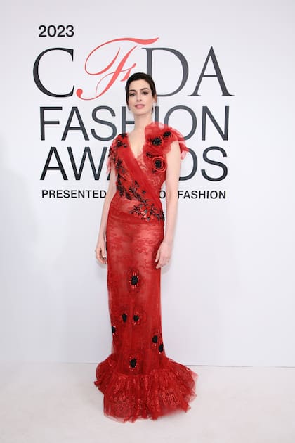 El impactante vestido rojo, con encaje y transparencias, de la actriz Anne Hathaway, que diseñó Rodarte