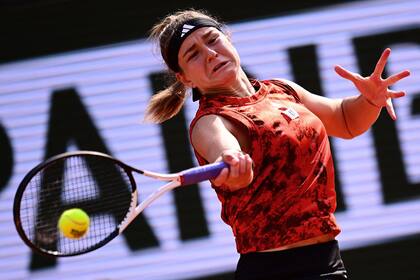 El impacto con la derecha bien adelantada de Muchova en la semifinal contra Aryna Sabalenka 