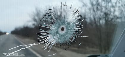 El impacto de bala en el auto de Giullaume Briquet, identificado con el distintivo de la prensa