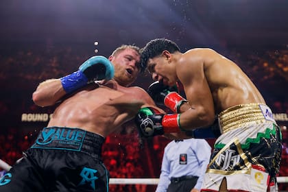 El impacto de Canelo sobre Munguía. En la tarjeta de LA NACION, se impuso 115-112
