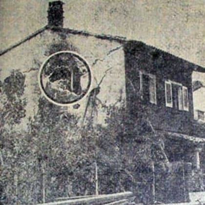 El impacto que produjo en una vivienda el choque de una parte del Gloster Meteor que cayó en las inmeciaciones de la Base Aérea Militar de Morón