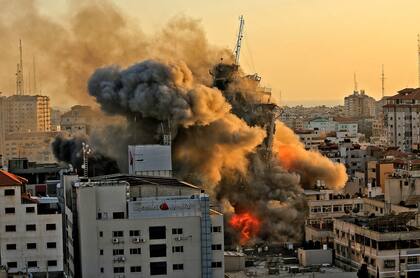 El impacto y el colapso del edificio Al-Sharouk en Ciudad de Gaza, por el ataque de Israel