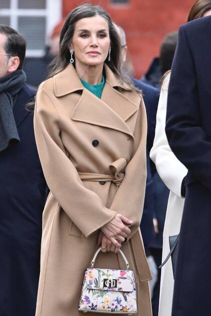 El impecable estilismo de la reina de España, con tapado Carolina Herrera y cartera de Furla.