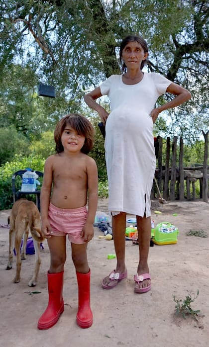 Isabel Cabana junto a su hija Bianca; ella está desnutrida y embarazada de ocho meses