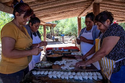 Nancy, Estela, Zulma y Graciela cocinando empanadas en La Armonía