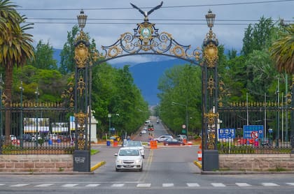 El imponente acceso al Parque General San Martín que cuenta con obras históricas en sus casi 400 hectáreas de superficie