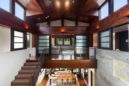 El imponente atrio central de la casa está revestido en madera de caoba