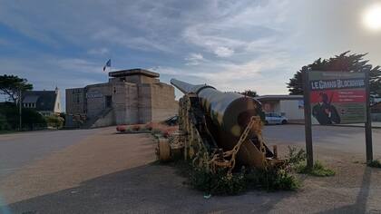 El imponente cañón en el museo de la guerra en Batz-sur-Mer