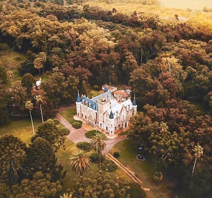 El imponente castillo de la estancia La Candelaria, en Lobos