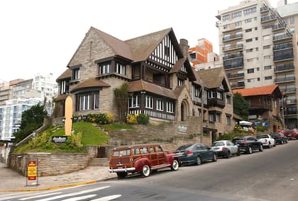 El imponente chalet situado en Roca y la costa es desde comienzos de este mes el nuevo Museo del Surf