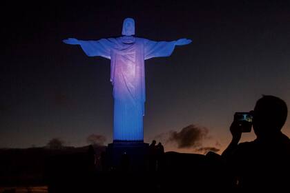 El imponente Cristo de Río de Janeiro iluminado.