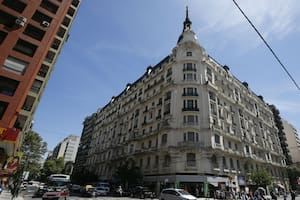 El imponente edificio de la Caja de Mutuales y Pensiones, en Pueyrredón y Corrientes, será restaurado
