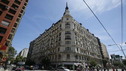 El imponente edificio de la Caja de Mutuales y Pensiones, en Pueyrredón y Corrientes, será restaurado