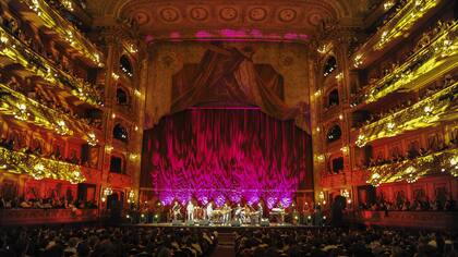 El imponente escenario del Colón fue un marco único para una banda que expresa una paleta muy amplia de sonidos