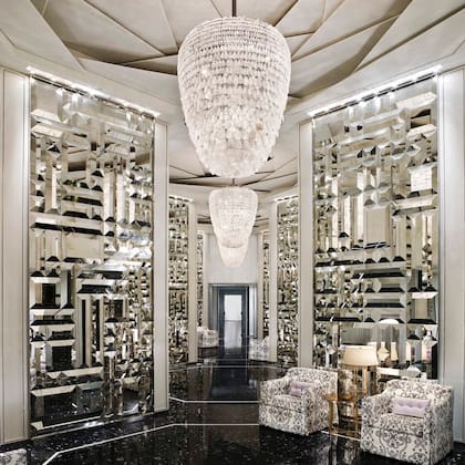 El imponente ingreso al St. Regis Bal Harbour, uno de los dos resorts 5 diamantes de Miami