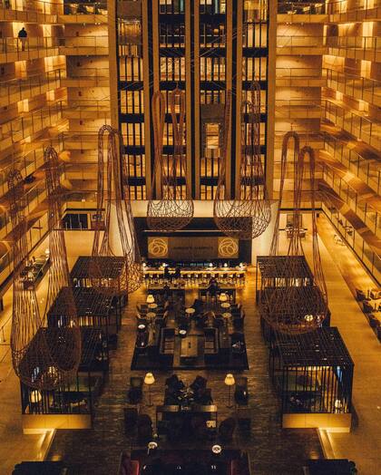 El imponente lobby del Hilton de Puerto Madero.
