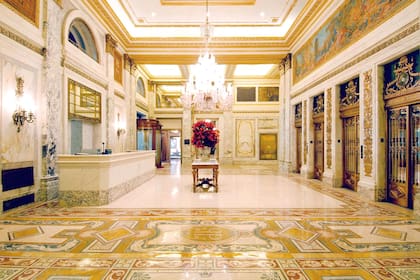 El palier principal del Plaza Condominium Residences mantiene el glamour original del Hotel Plaza