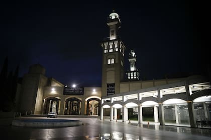 El imponente perfil de la mezquita, de noche