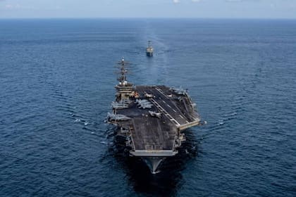 El imponente portaaviones USS Nimitz tiene casi dos hectáreas de cubierta, pesa 91.400 toneladas y puede transportar unos cinco mil tripulantes