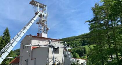 El imponente pozo de la mina Svornost, la mina en funcionamiento continuo más antigua de Europa, aún se alza sobre Jáchymov