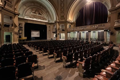 El imponente salón de actos.