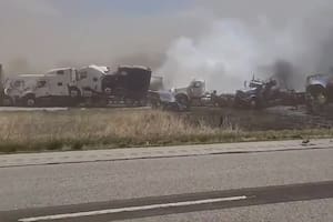 Camiones en llamas y decenas de personas atrapadas en un masivo choque de 60 vehículos en Estados Unidos