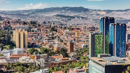 El impuesto al patrimonio grava todos los activos financieros y no financieros menos las deudas.