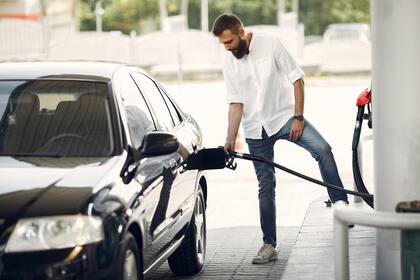 El impuesto de venta, los costos de inscripción y los precios de la gasolina son aspectos que influyen en el costo total de tener un auto