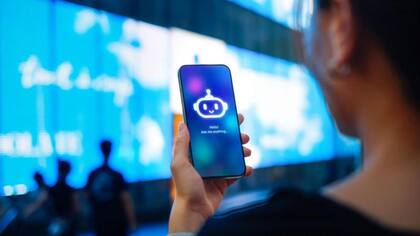 El impulso natural es dar a la IA una lista de instrucciones ("haz esto" y "no hagas aquello"), pero es mejor dar ejemplos.