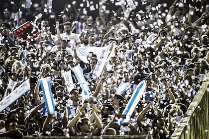 El inagotable talento popular de las hinchadas argentinas replica en distintas partes del mundo