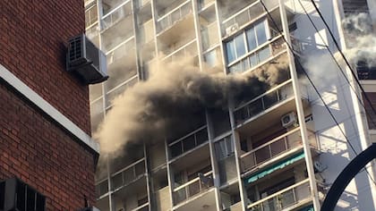 El incendio afecta un edifico ubicado entre Córdoba y Pueyrredón