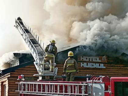 El incendio afectó toda la estructura del hotel Huemul.