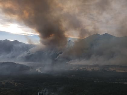 El incendio avanza desde el lago Rivadavia hacia Cholila.